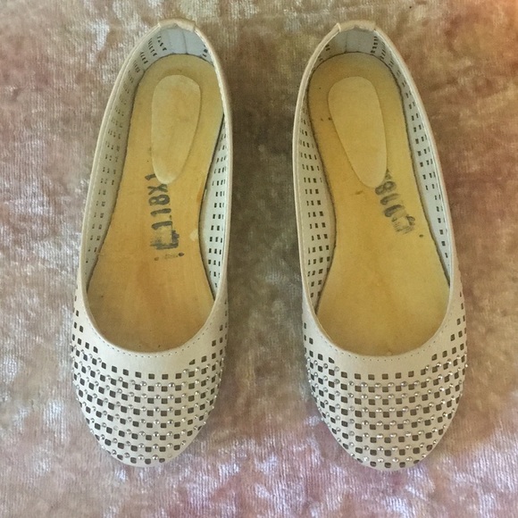 BELLA MARIE “Dana 1K” Tan Studded Flats NWB 1 - Picture 5 of 8